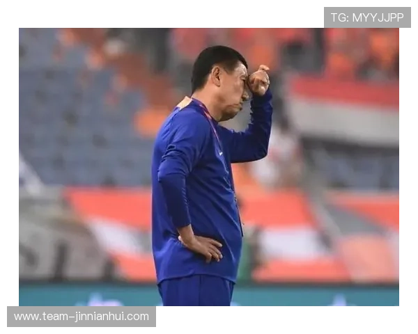 足球球星因飞铲球员遭禁赛引发广泛争议球迷热议判罚是否过重